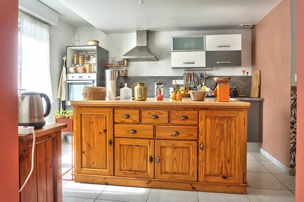 Ploufragan (22440) Propriété en pierre avec dépendances, terrain et bois