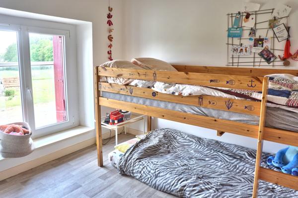 Ploufragan (22440) Propriété en pierre avec dépendances, terrain et bois