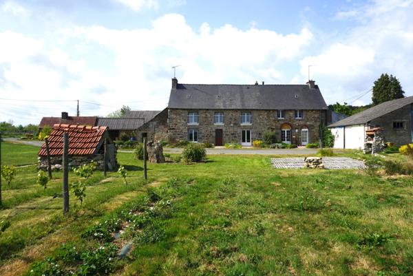Ploufragan (22440) Propriété en pierre avec dépendances, terrain et bois