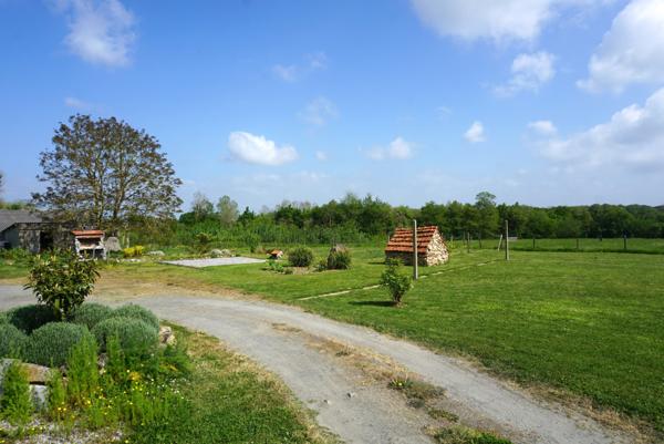 Ploufragan (22440) Propriété en pierre avec dépendances, terrain et bois