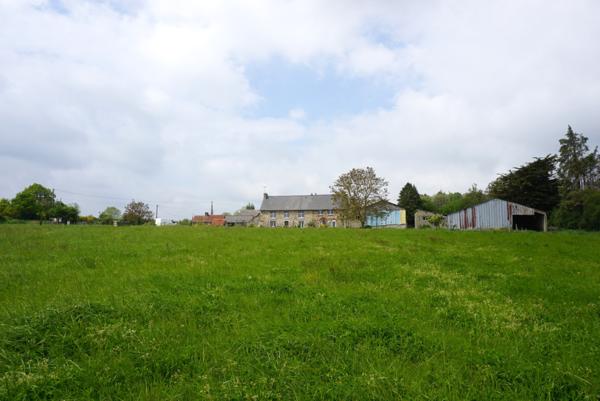 Ploufragan (22440) Propriété en pierre avec dépendances, terrain et bois