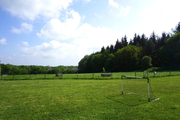Ploufragan (22440) Propriété en pierre avec dépendances, terrain et bois
