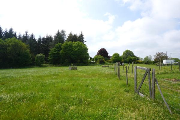 Ploufragan (22440) Propriété en pierre avec dépendances, terrain et bois