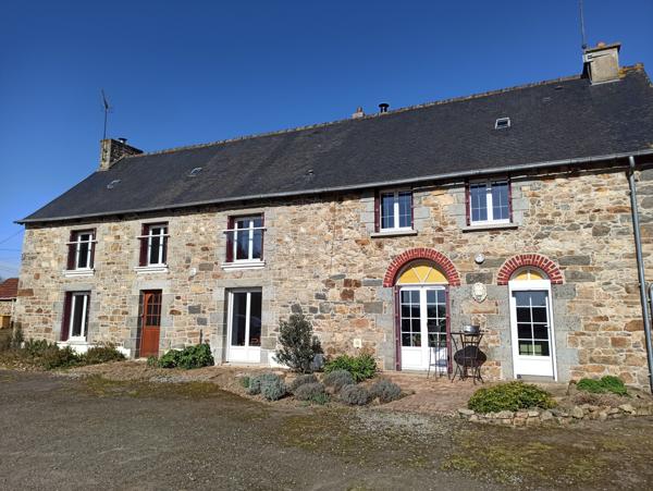 Ploufragan (22440) Propriété en pierre avec dépendances, terrain et bois