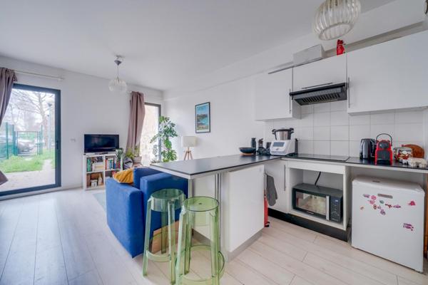 T2 traversant 50 m² avec parking Quais des Chartrons