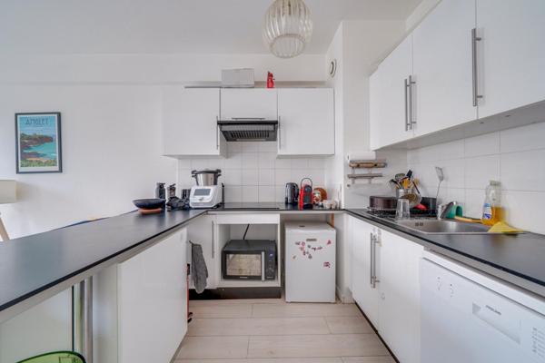 T2 traversant 50 m² avec parking Quais des Chartrons