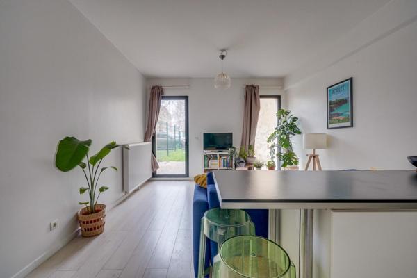 T2 traversant 50 m² avec parking Quais des Chartrons