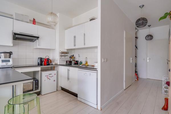 T2 traversant 50 m² avec parking Quais des Chartrons