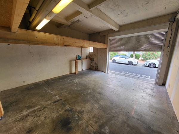 SAINT CYPRIEN PATTE D'OIE Garage de 28m² avec potentiel de transformation en local professionnel