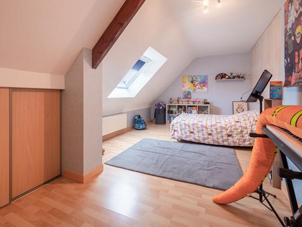 Maison limite ANGERS et SAINT BARTHELEMY D'ANJOU de 7 pièces avec 5 chambres, 147 m² habitables avec jardin et garage !