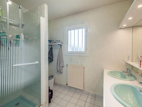 Maison limite ANGERS et SAINT BARTHELEMY D'ANJOU de 7 pièces avec 5 chambres, 147 m² habitables avec jardin et garage !