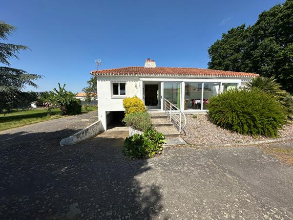 Maison à vendre à AIZENAY - 117m² avec 2000 m² de terrain, proche du centre