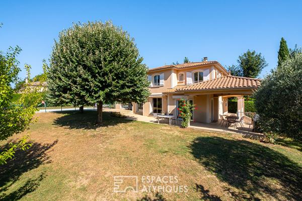 Maison familiale avec piscine et jardin paysagé