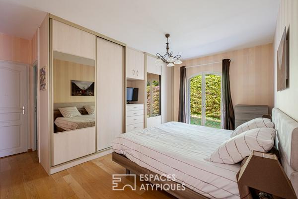 Maison familiale avec piscine et jardin paysagé