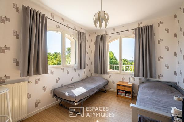 Maison familiale avec piscine et jardin paysagé