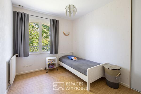 Maison familiale avec piscine et jardin paysagé