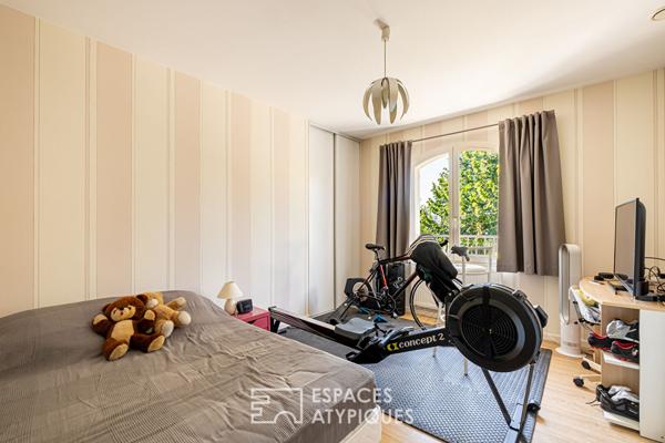 Maison familiale avec piscine et jardin paysagé