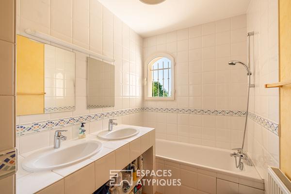 Maison familiale avec piscine et jardin paysagé