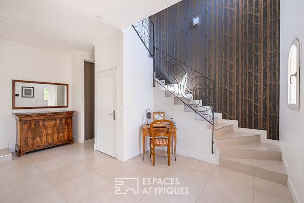 Maison familiale avec piscine et jardin paysagé