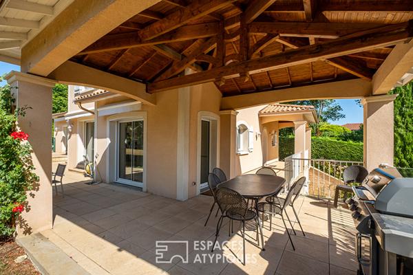 Maison familiale avec piscine et jardin paysagé