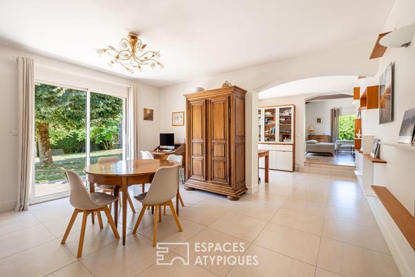 Maison familiale avec piscine et jardin paysagé