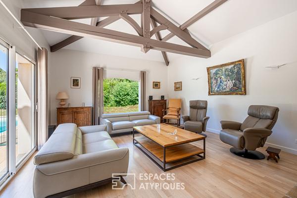 Maison familiale avec piscine et jardin paysagé