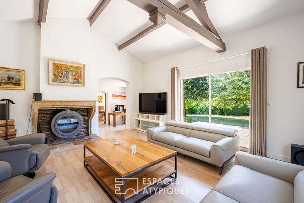 Maison familiale avec piscine et jardin paysagé