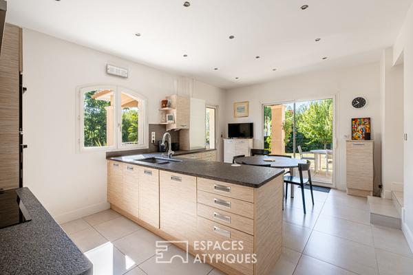 Maison familiale avec piscine et jardin paysagé