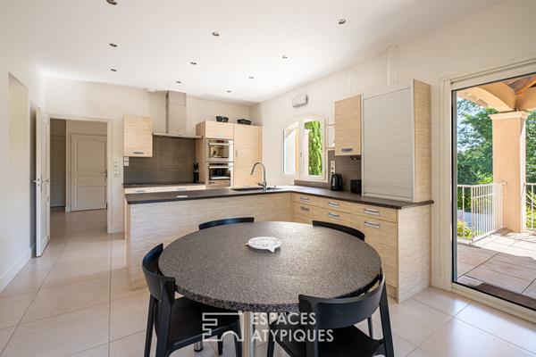 Maison familiale avec piscine et jardin paysagé