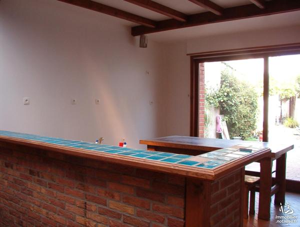 Un immeuble à usage mixte d’habitation et de commerce situé à NOEUX LES MINES, rue Nationale.