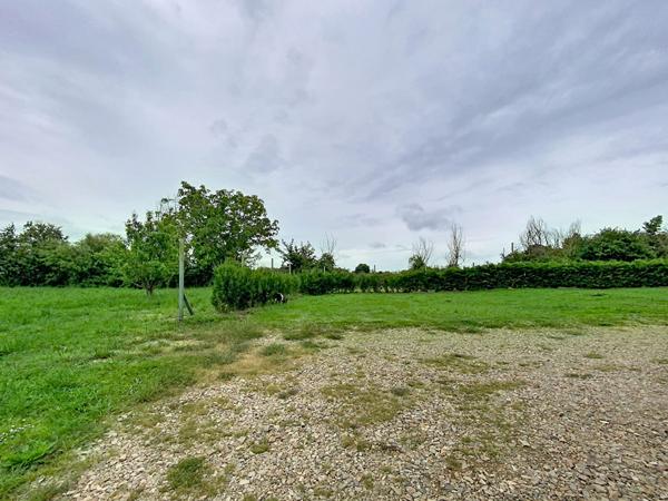 A vendre, maison de plain-pied de 80m2, trois chambres avec un terrain de plus de 1300m2