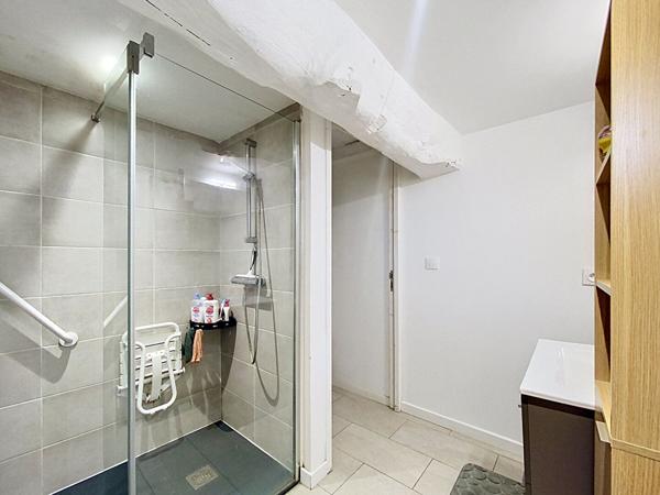 A vendre, maison de plain-pied de 80m2, trois chambres avec un terrain de plus de 1300m2