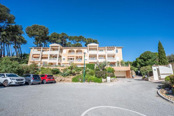 Sur la commune de HYERES, dans le secteur recherché de COSTEBELLE,  je vous propose ce bel appartement de  TYPE 4 de 80 m2 avec une véritable VUE MER et VILLE..

Situé dans une résidence  FERMÉE et SECURISÉE, édifiée en 2000, découvrez ce 2ème et DERNIER étage, baigné de lumière.

Vous disposez  d'un hall d'entrée,  une  CUISINE  aménagée et entièrement équipée au  style provençal, OUVERTE sur un belle pièce de vie SALON/SAM de 38 m2 donnant sur une TERRASSE de 11 m2.
Un coin nuit avec  2 chambres , une salle de bain, un petit rangement, un wc indépendant avec lave main
(2 photos  meublées IA)
La TERRASSE vous offre une VUE IMPRENABLE en passant par la VILLE et ses COLLINES, et surtout la  VUE MER  du FORT DE BREGANÇON, aux  iles du LEVANT, PORT CROS, PORQUEROLLES....On voit TOUT !

L'appartement est   LUMINEUX et CALME,   Volets roulants électriques,  climatisation gainable, Fibre, charges 3060:an. AUCUN  VIS A VIS 

Nous avons également un  GARAGE DOUBLE avec porte électrique, et une CAVE, le tout, en sous sol, ce qui facilite l'accès directement par l'ascenseur jusqu'à votre appartement. .

Idéal RESIDENCE PRINCIPALE ou  SECONDAIRE, ou pour INVESTISSEMENT

Contact pour visite : Isabelle Bassac au 06 33 64 15 64 ou par mail : i.bassac@bskimmobilier.com