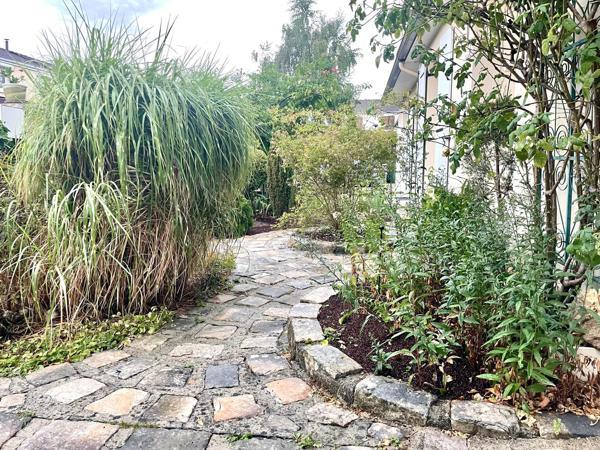 Maison
         5 pièces
        - 100 m² 370 000 € *