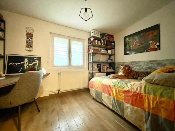 Maison
         5 pièces
        - 100 m² 370 000 € *