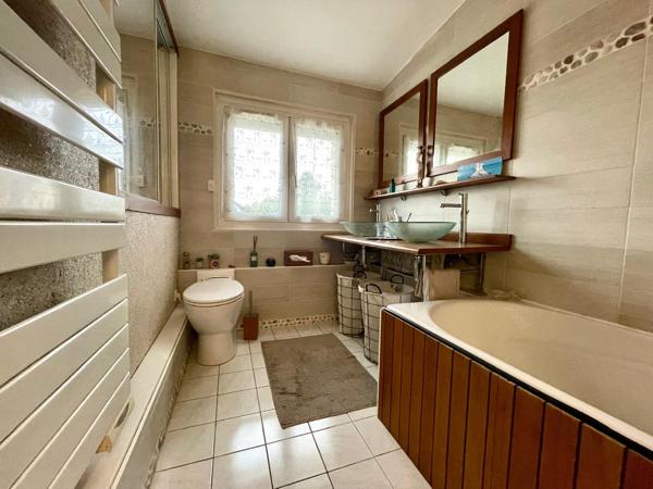 Maison
         5 pièces
        - 100 m² 370 000 € *