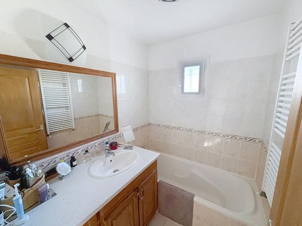 Aubagne Napollon ? Maison T5 121 m² plain-pied avec piscine et cadre agréable