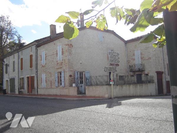 Maison de ville en pierres avec GARAGE - TERRASSES et JARDINET