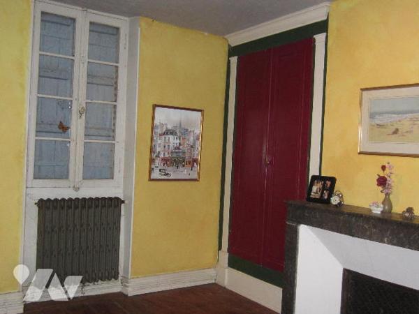 Maison de ville en pierres avec GARAGE - TERRASSES et JARDINET