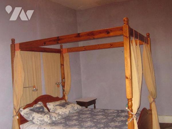 Maison de ville en pierres avec GARAGE - TERRASSES et JARDINET