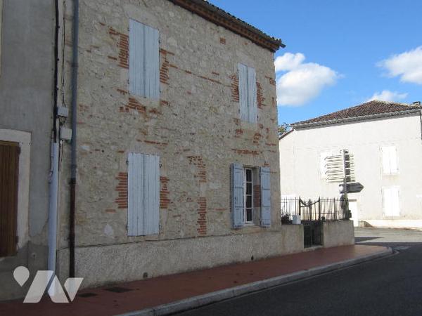 Maison de ville en pierres avec GARAGE - TERRASSES et JARDINET