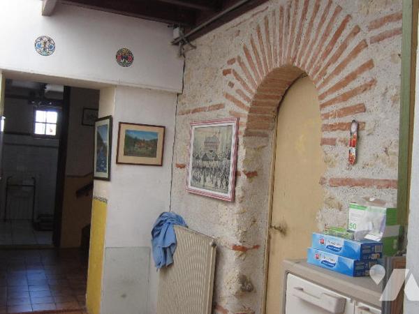 Maison de ville en pierres avec GARAGE - TERRASSES et JARDINET