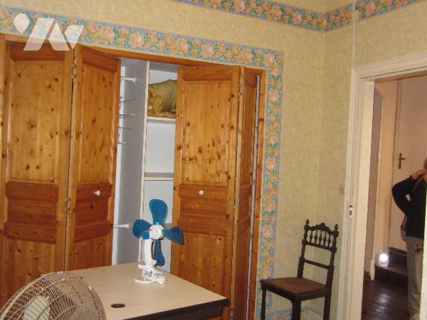 Maison de ville en pierres avec GARAGE - TERRASSES et JARDINET