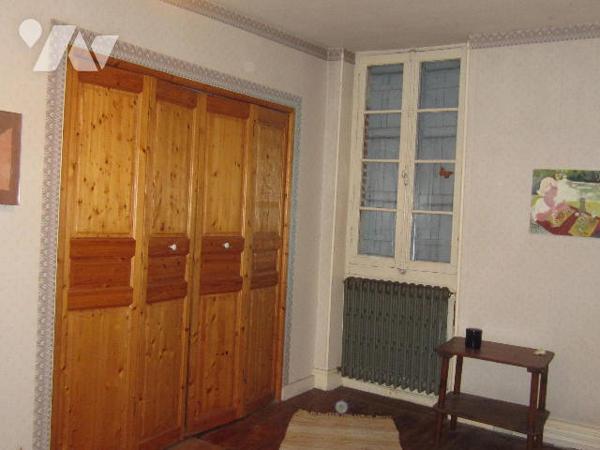 Maison de ville en pierres avec GARAGE - TERRASSES et JARDINET