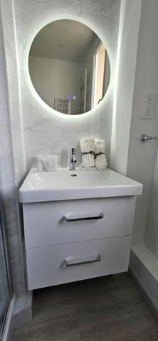 Appartement 1 etage - 2 chambres - box garage - aucun travaux - cuisiné équipée - séjour salon - double exposition - idéal jeune couple - étudiant - femme avec enfants