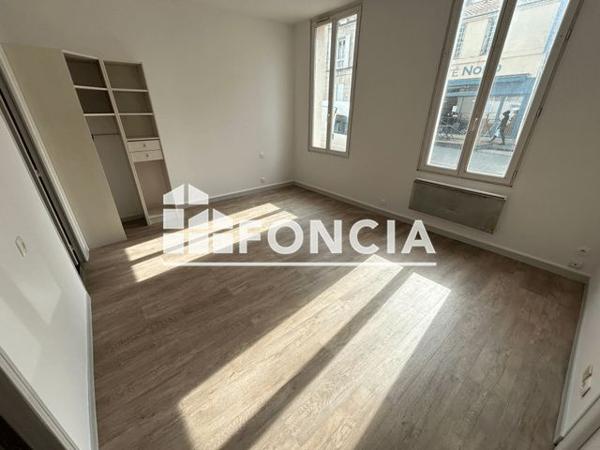 Location Studio 25 m² - 113 RUE JEAN JAURES Rochefort 17300