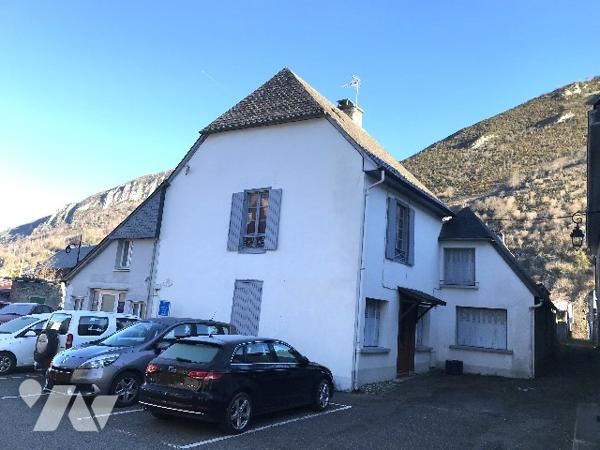 Maison de ville avec cour intérieure au centre de CAMPAN, avec appartement indépendant détachable.