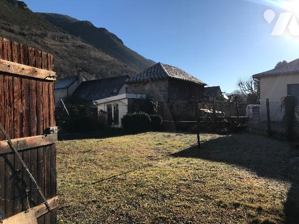 Maison de ville avec cour intérieure au centre de CAMPAN, avec appartement indépendant détachable.