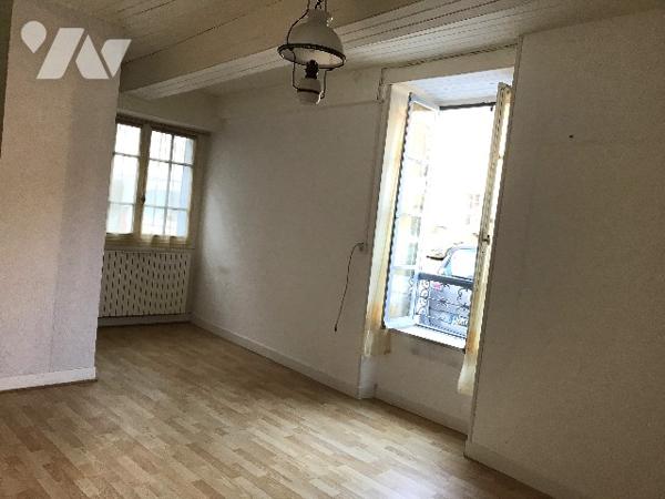 Maison de ville avec cour intérieure au centre de CAMPAN, avec appartement indépendant détachable.