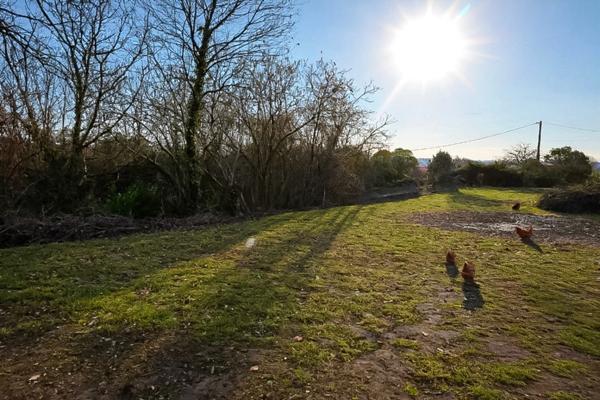 Terrain de 1900m² au calme, proche gare ( 6kms) et autoroute ( 13kms)